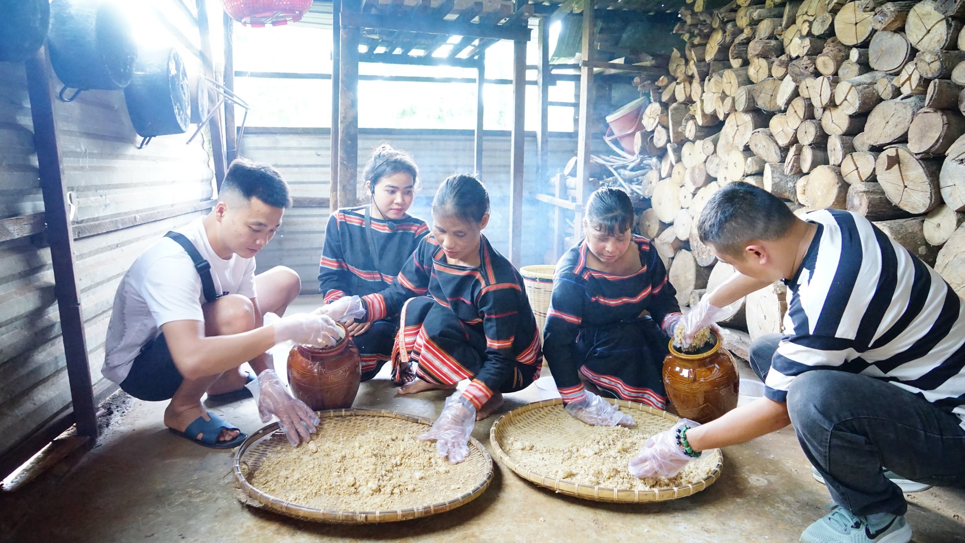 Du khách trải nghiệm quá trình làm rượu ghè từ men cây rừng tự nhiên