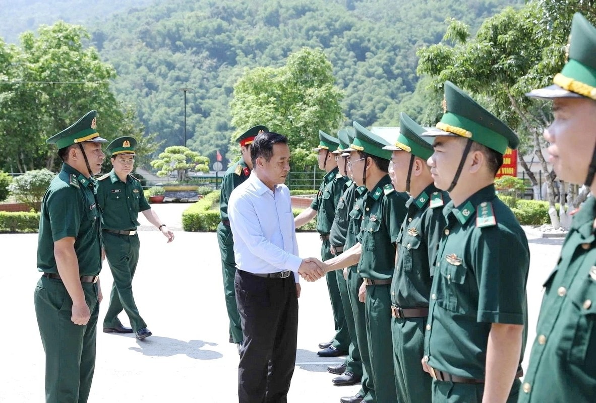 Bí thư Tỉnh ủy Thanh Hóa Lê Đức Thái kiểm tra công tác quản lý, bảo vệ biên giới tại các Đồn Biên phòng Trung Lý, Pù Nhi, Quang Chiểu. Ảnh: Minh Hiếu