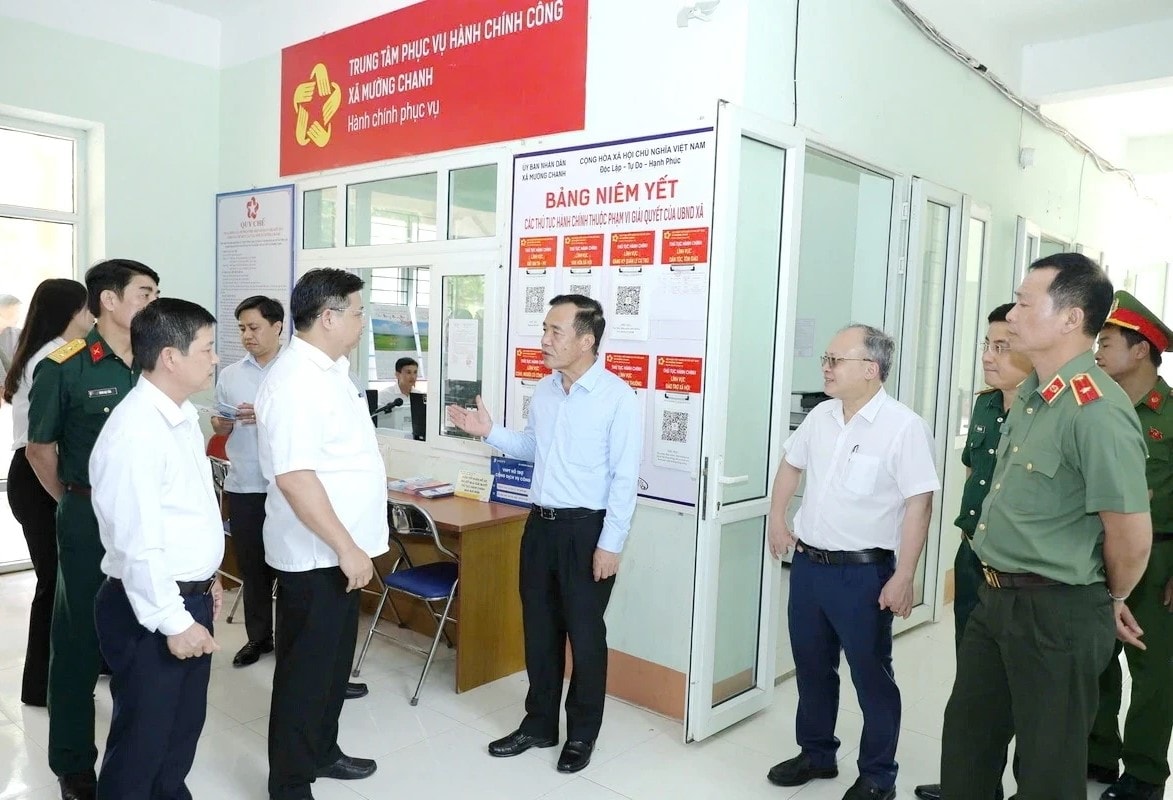 Bí thư Tỉnh ủy Thanh Hóa Lê Đức Thái kiểm tra hoạt động chính quyền địa phương hai cấp tại xã Mường Chanh. Ảnh: Minh Hiếu