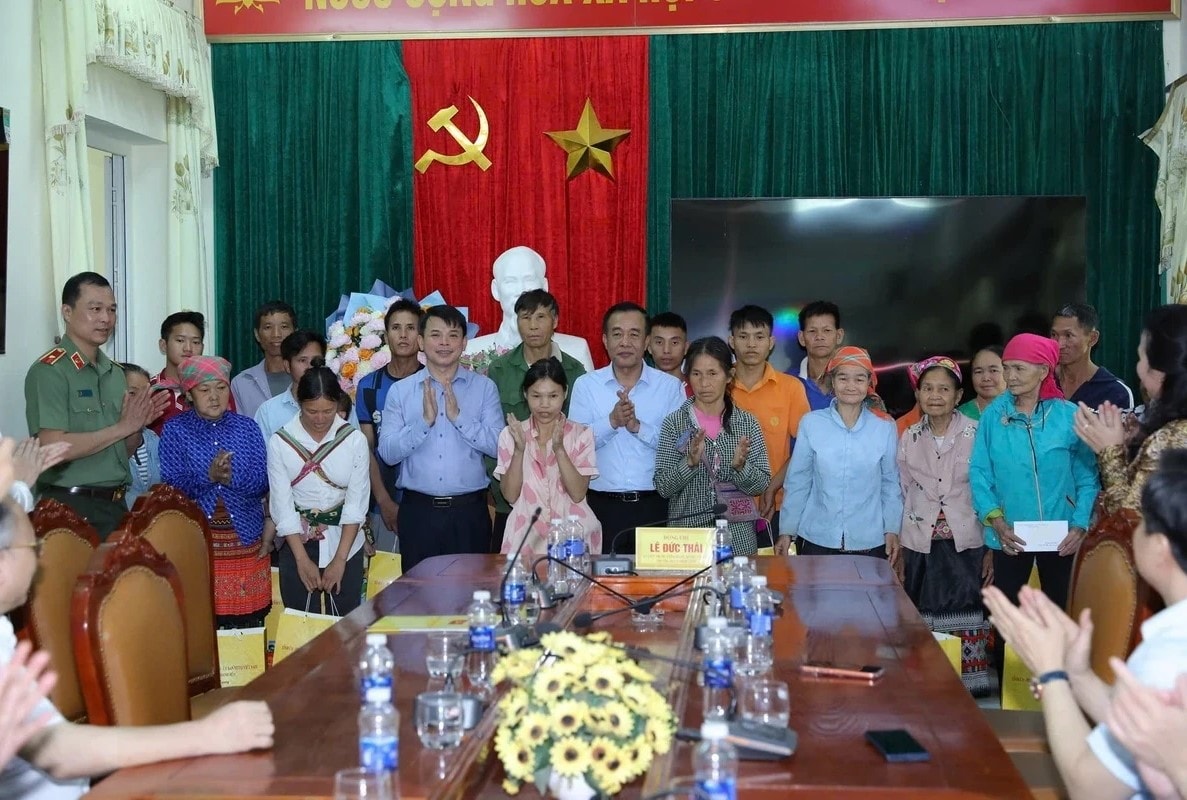 Bí thư Tỉnh ủy Thanh Hóa Lê Đức Thái trao quà cho hộ nghèo tại xã Pù Nhi. Ảnh: Minh Hiếu