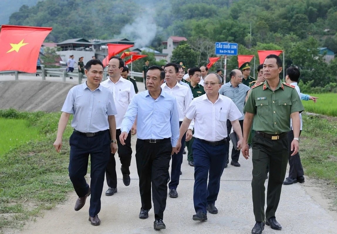Bí thư Tỉnh ủy Thanh Hóa Lê Đức Thái cùng đoàn công tác kiểm tra tình hình thực hiện nhiệm vụ tại các xã vùng cao biên giới. Ảnh: Minh Hiếu