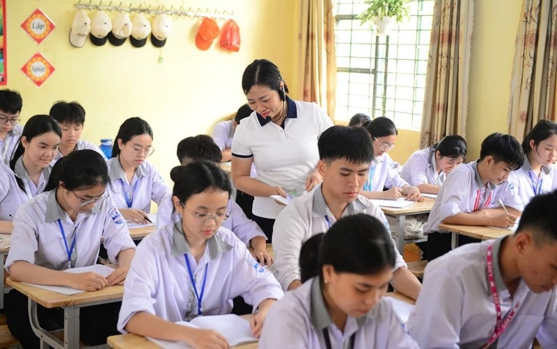 Cô và trò Trường THCS Vân Du, xã Vân Du tập trung ôn thi lớp 10.