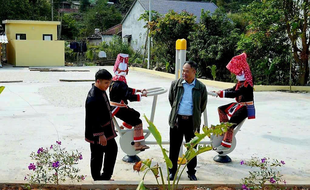 Người có uy tín Tằng Dảu Tình (bìa trái) tiên phong hiến đất để xây dựng, mở rộng nhà văn hóa thôn