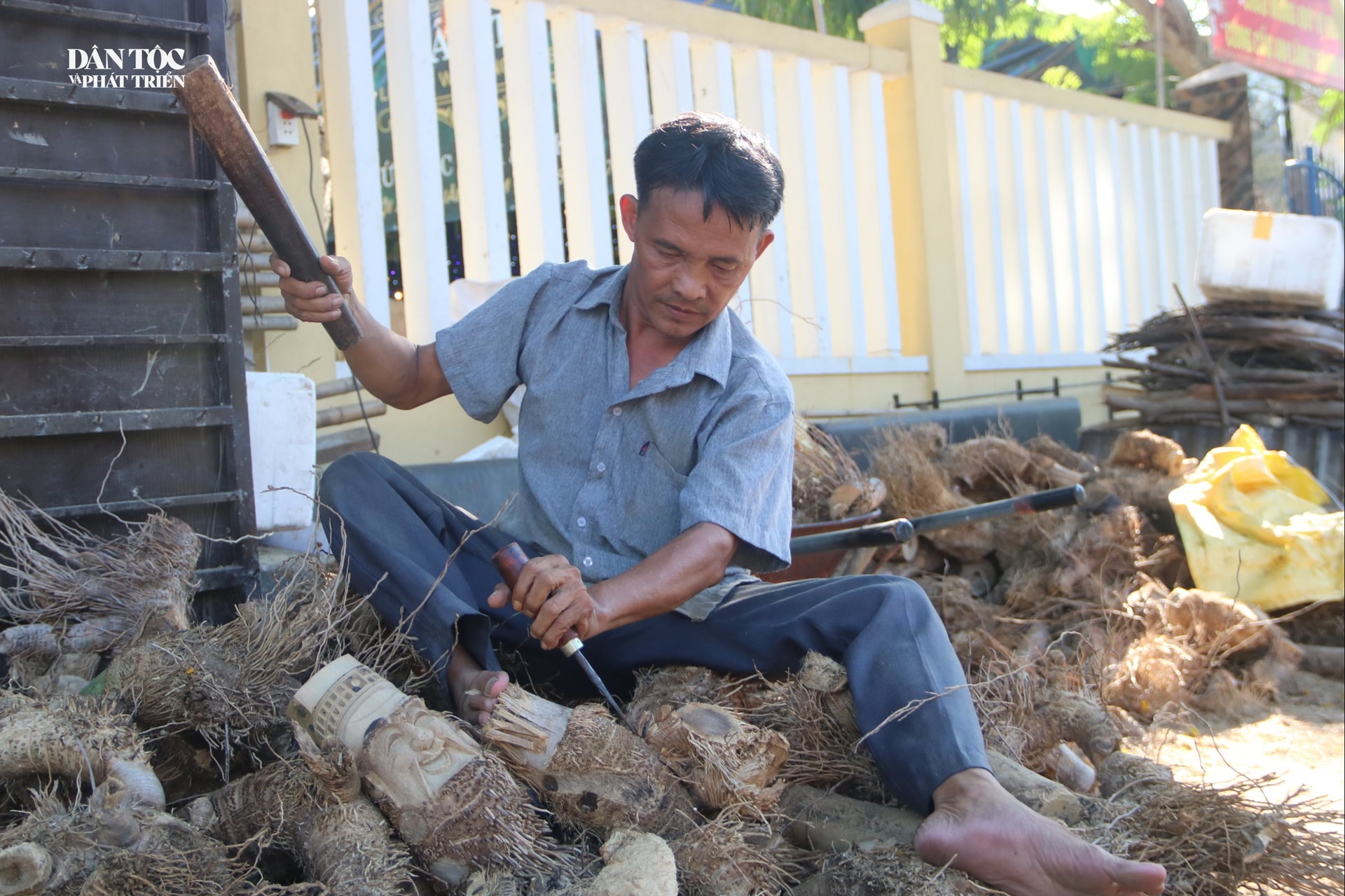 Cái duyên đến với nghề điêu khắc gốc tre của nghệ nhân 