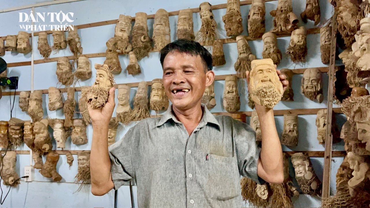 Hai tác phẩm đầu tay được nghệ nhân Huỳnh Phương Đỏ xem như báu vật, ai mua bao nhiêu cũng không bán. (Ảnh HT)