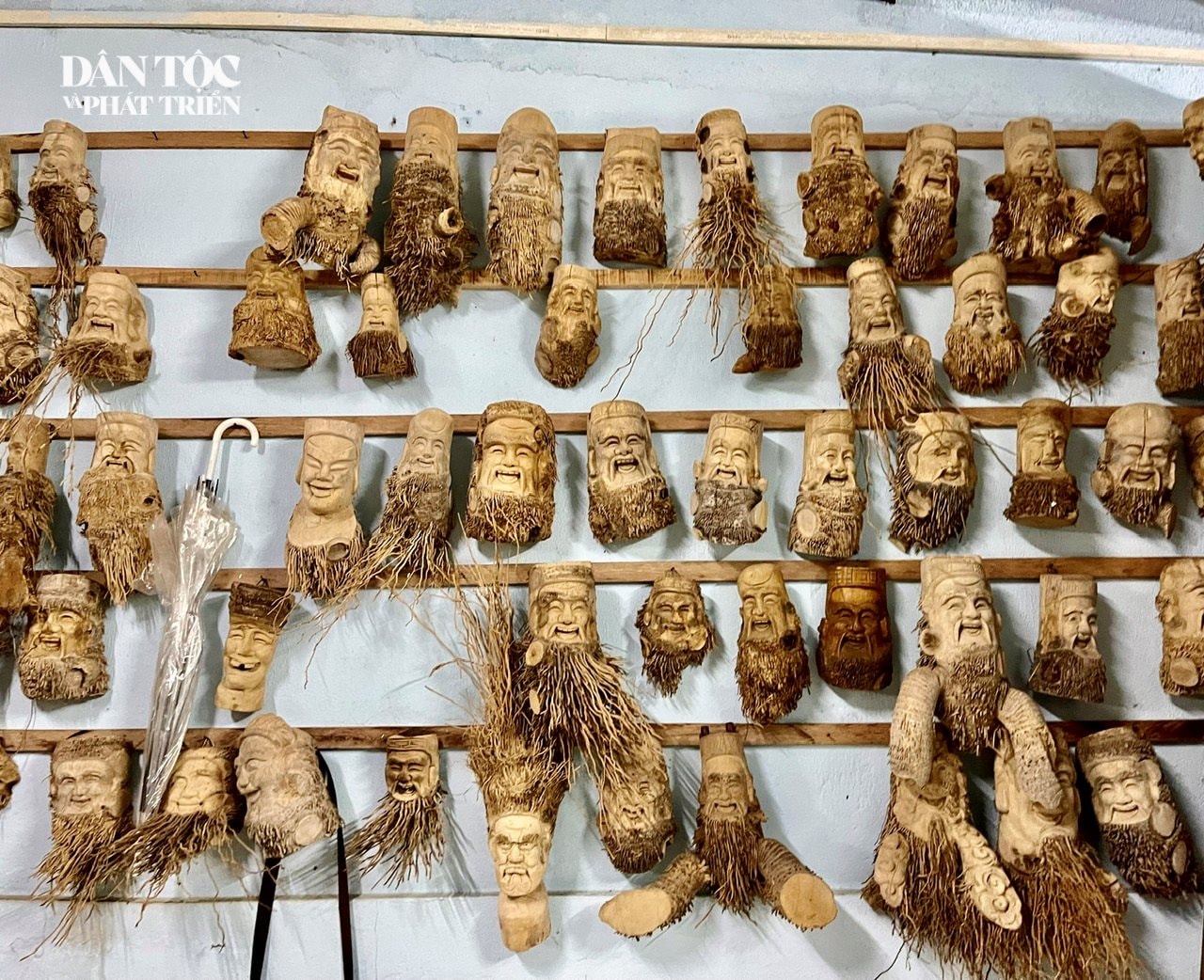 Bằng đôi tay tài hoa, nghệ nhân Huỳnh Phương Đỏ đã thổi hồn vào những gốc tre tưởng chỉ chừng bỏ đi. (Ảnh HT)