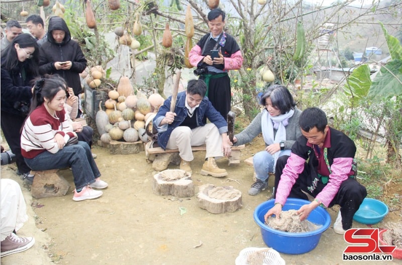 chủ homestay A Chu ở bản Hua Tạt, xã Vân Hồ là người tiên phong làm du lịch trải nghiệm các nghề truyền thống