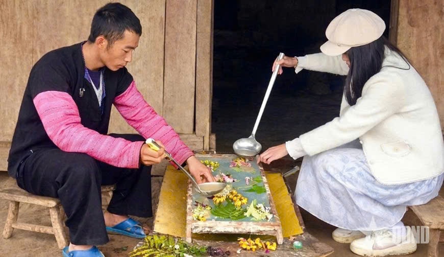 Du khách trải nghiệm nghề làm giấy dó tại Homestay A Chu, bản Hua Tạt, xã Vân Hồ, huyện Vân Hồ