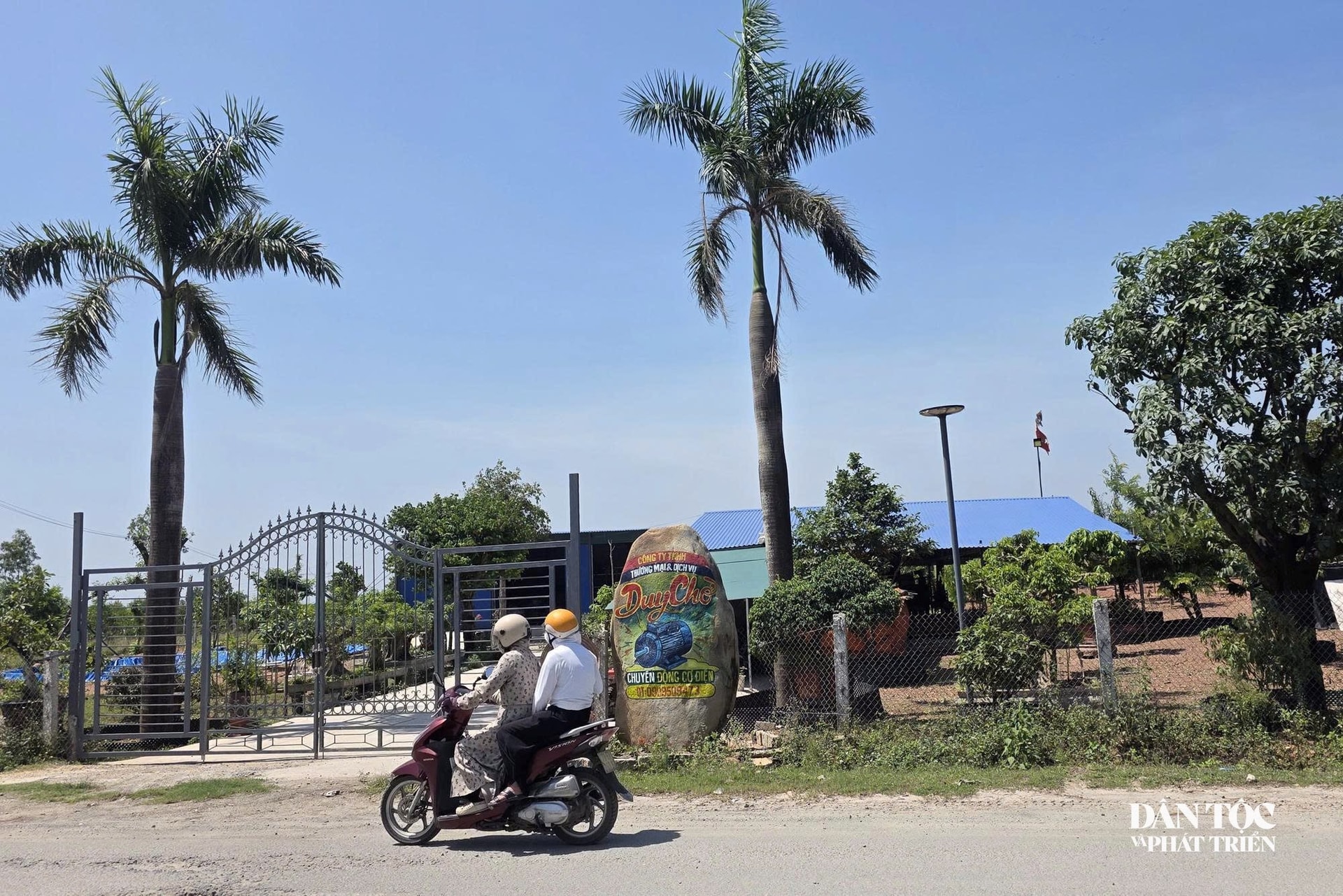 Đất rừng do Nhà nước nước quản lý đã bị chiếm dụng, xây nhà xưởng, cổng sắt kiên cố. ( Ảnh: Phạm Tiến)