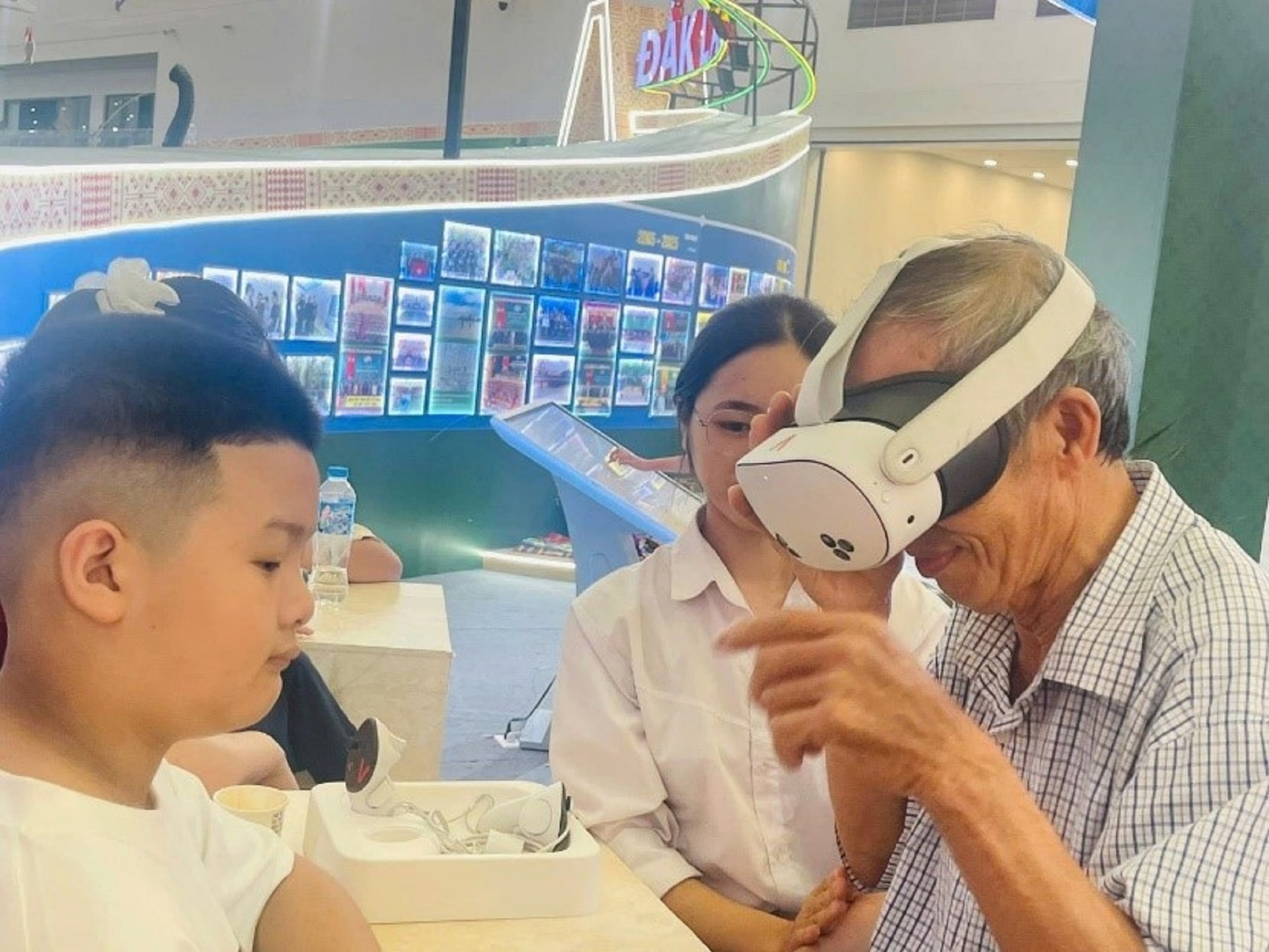 Khách tham quan trải nghiệm công nghệ thực tế ảo