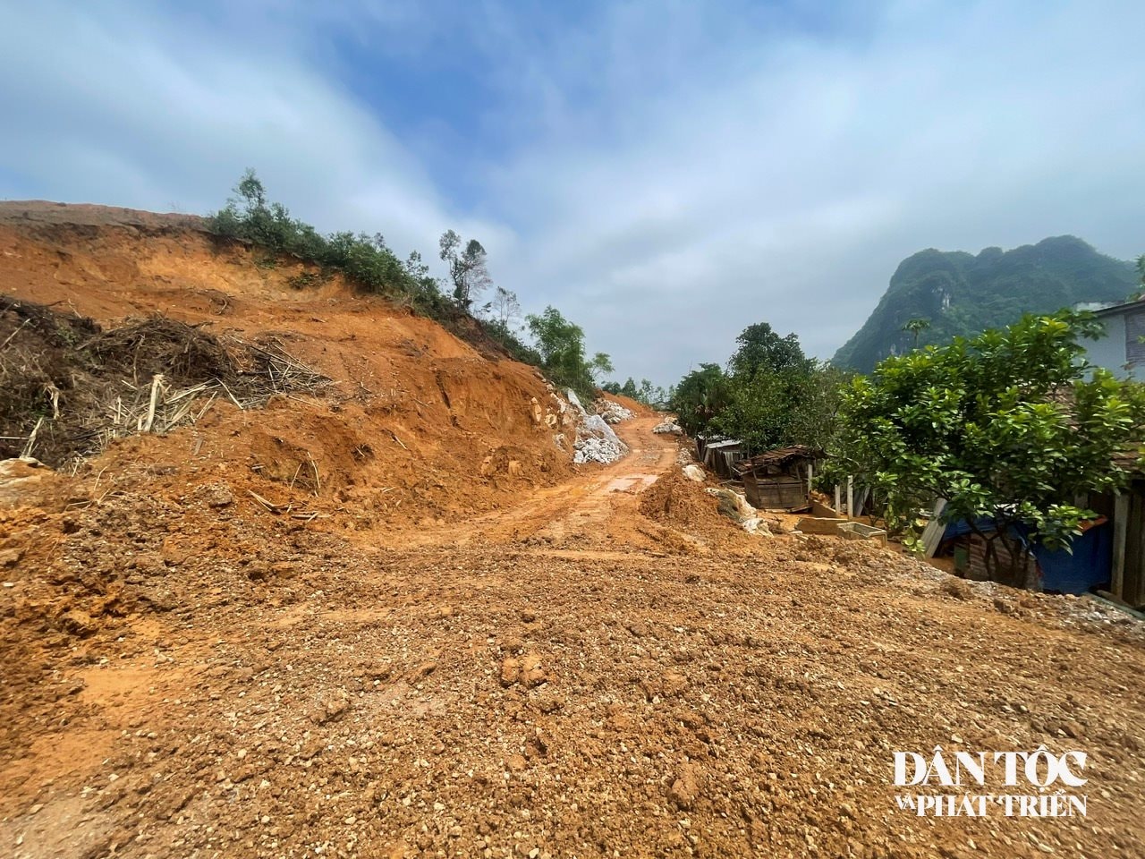 Nếu không hoàn thành trước mùa mưa, nhiều hộ dân sống gần núi ở Tổ dân phố 8, xã Minh Hóa sẽ đối mặt với nguy cơ mất nhà do lở núi gây ra (Ảnh: Phạm Tiến)