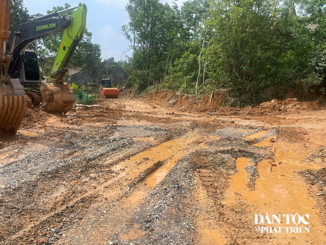 Nhà thầu thi công huy động máy móc để đẩy nhanh tiến độ xây dựng công trình chống sạt lở đồi núi ở Tổ dân phố 8, xã Minh Hóa (Ảnh: Phạm Tiến)