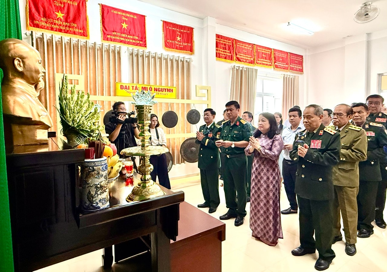 Các đại biểu dâng hương Bác Hồ tại phòng truyền thống Hội CCB tỉnh Đắk Lắk