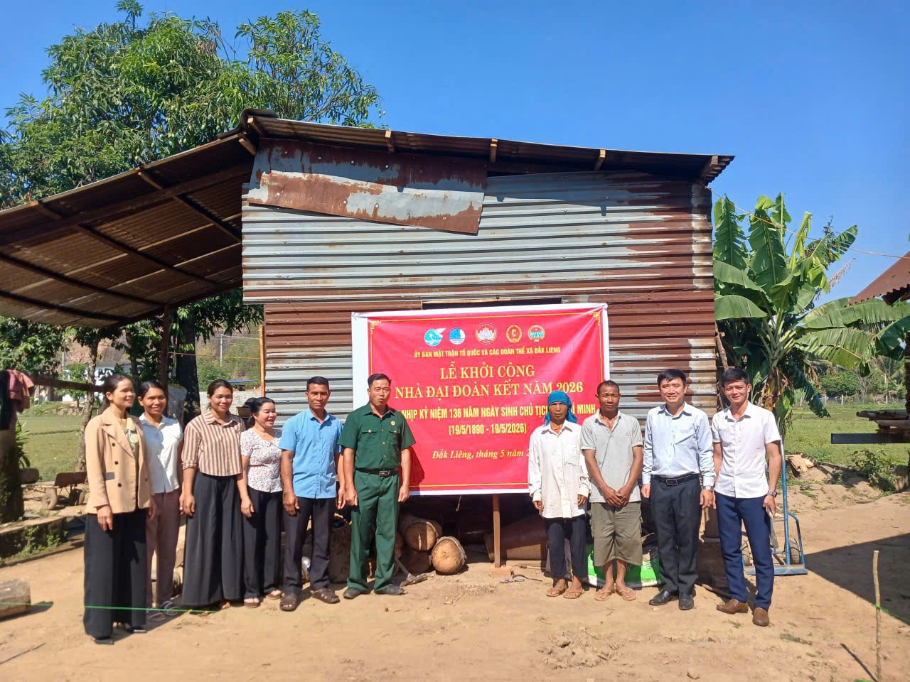 Đại diện Ủy ban MTTQ Việt Nam xã Đắk Liêng và các tổ chức chính trị - xã hội xã dự lễ khởi công xây dựng nhà cho các hộ nghèo