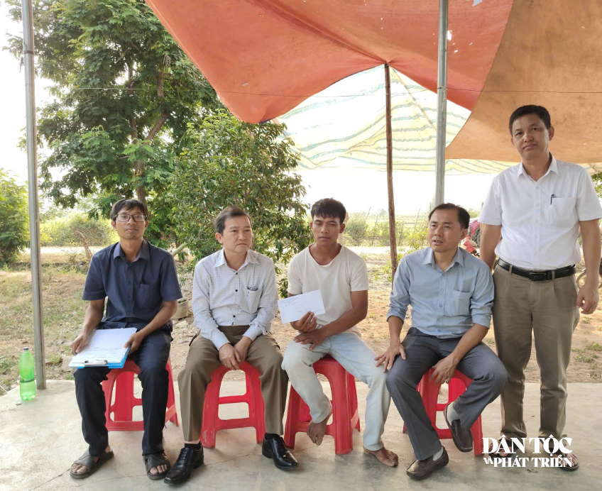 Lãnh đạo UBND xã Đăk Rơ Wa thăm hỏi và động viên gia đình cháu Y.S.L, trú thôn Kon Rơ Lang bị tử vong do tai nạn đuối nước
