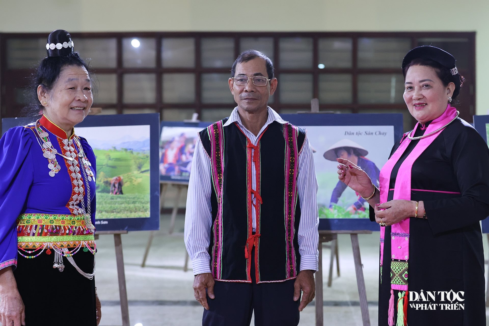 Bà Lò Thị Pháư trò chuyện cùng các đại biểu trong khuôn khổ các hoạt động kỷ niệm Ngày Văn hoá các dân tộc Việt Nam 19/4