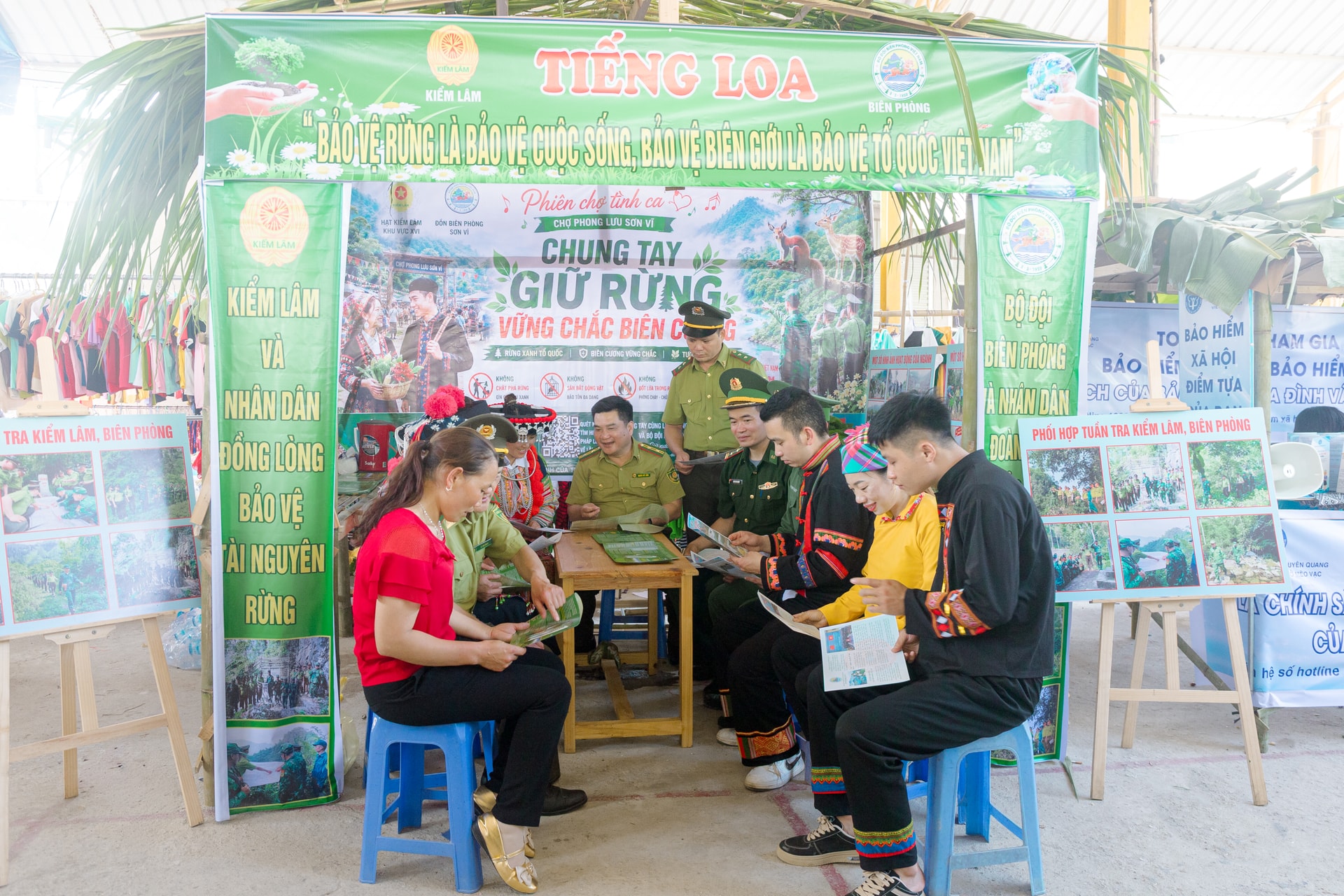 Tổ chức tuyên truyền “Tiếng loa Kiểm lâm - Biên phòng” tại chợ 
