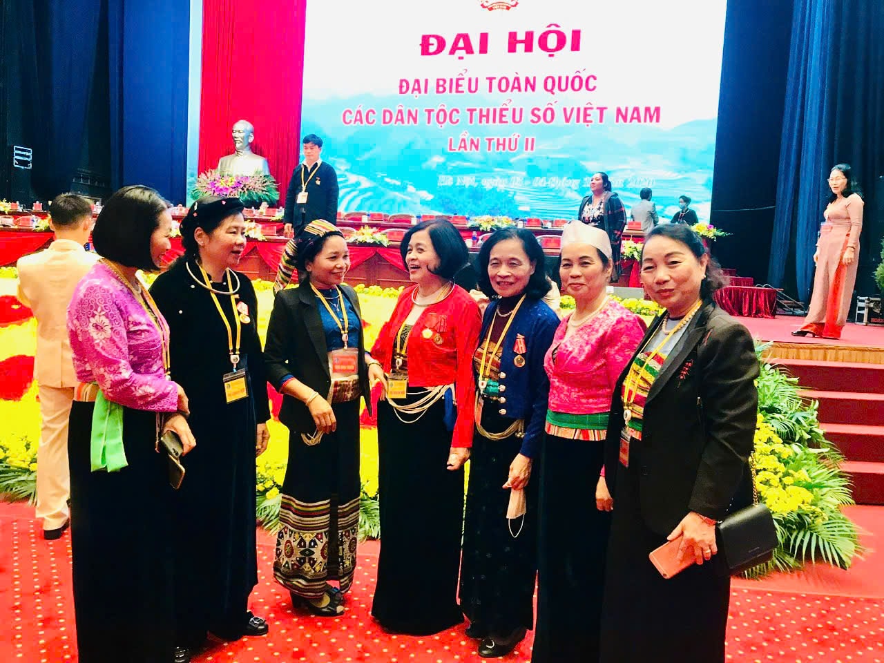 Bà Nguyễn Thị Tư (đứng giữa) trò chuyện cùng đại biểu tham dự Đại hội đại biểu toàn quốc các DTTS Việt Nam lần thứ II, năm 2020.