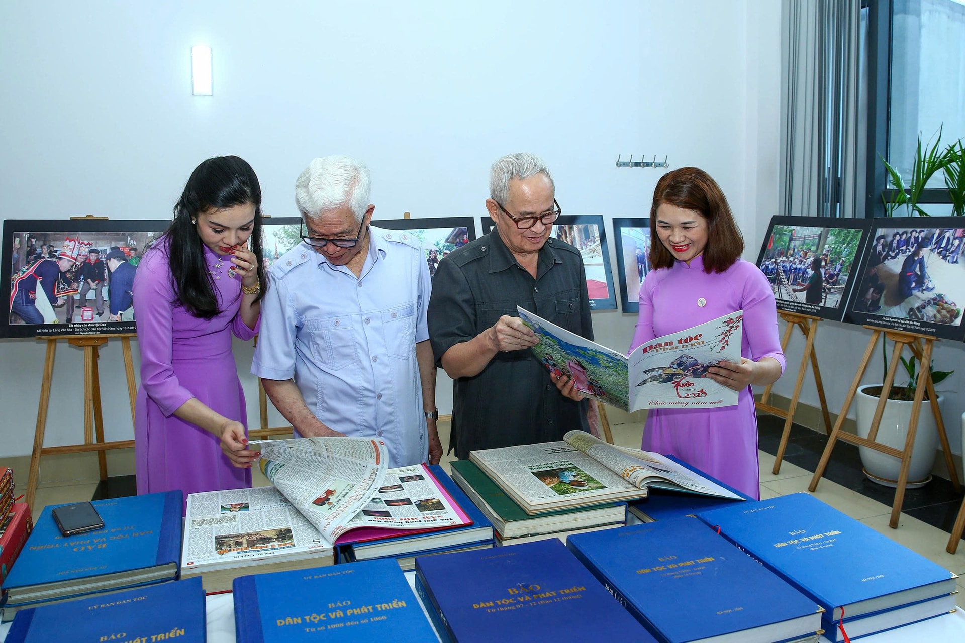 Tiến sĩ Bế Trường Thành, nguyên Phó Chủ nhiệm Thường trực Uỷ ban Dân tộc (thứ hai, từ phải qua) và nguyên Phó Chủ nhiệm Ủy ban Dân tộc Lù Văn Que (thứ hai, từ trái qua) tham quan gian trưng bày Báo Dân tộc và Phát triển kỷ niệm 20 năm ngày phát hành số báo đầu tiên vào năm 2022.