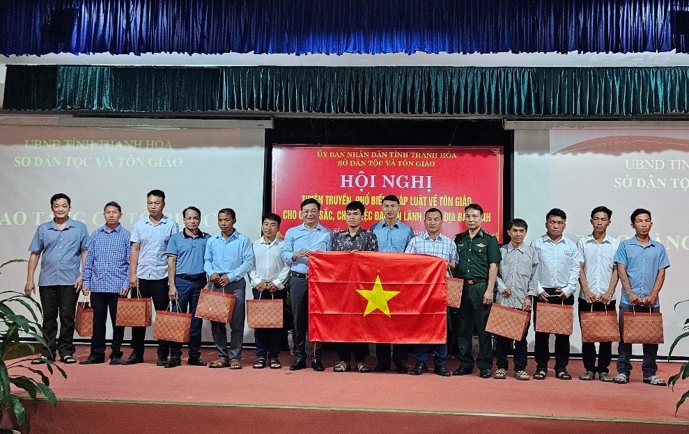 Lãnh đạo Sở Dân tộc và Tôn giáo, Công an tỉnh và Bộ đội Biên phòng tỉnh trao tặng cờ Tổ quốc cho các hội thánh, điểm nhóm Tin lành trên địa bàn tỉnh.