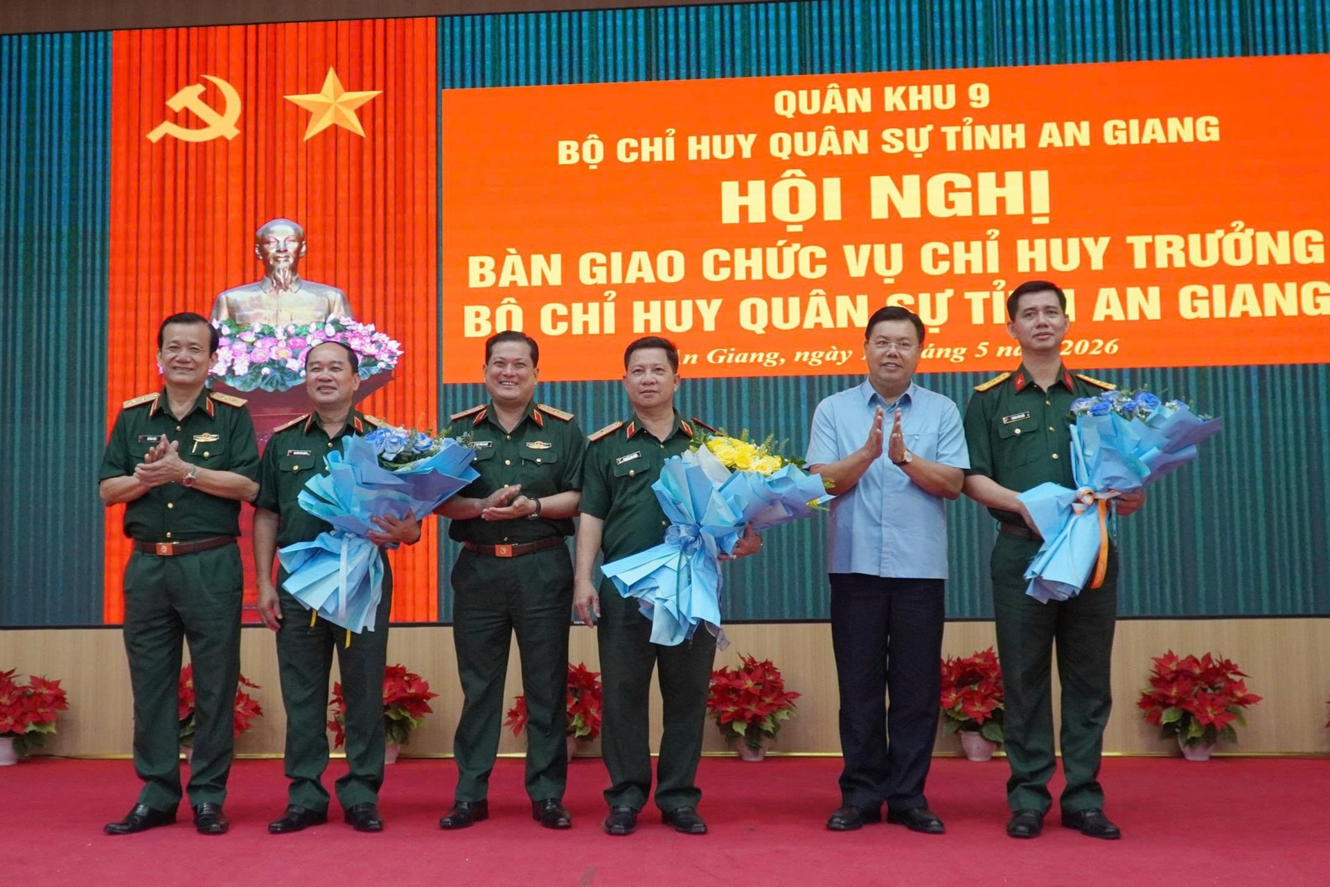 Bí thư Tỉnh uỷ Nguyễn Tiến Hải - Tặng hoa chúc mừng mừng tân Chỉ huy trưởng và các đồng chí được Bộ Quốc phòng điều động nhận nhiệm vụ mới