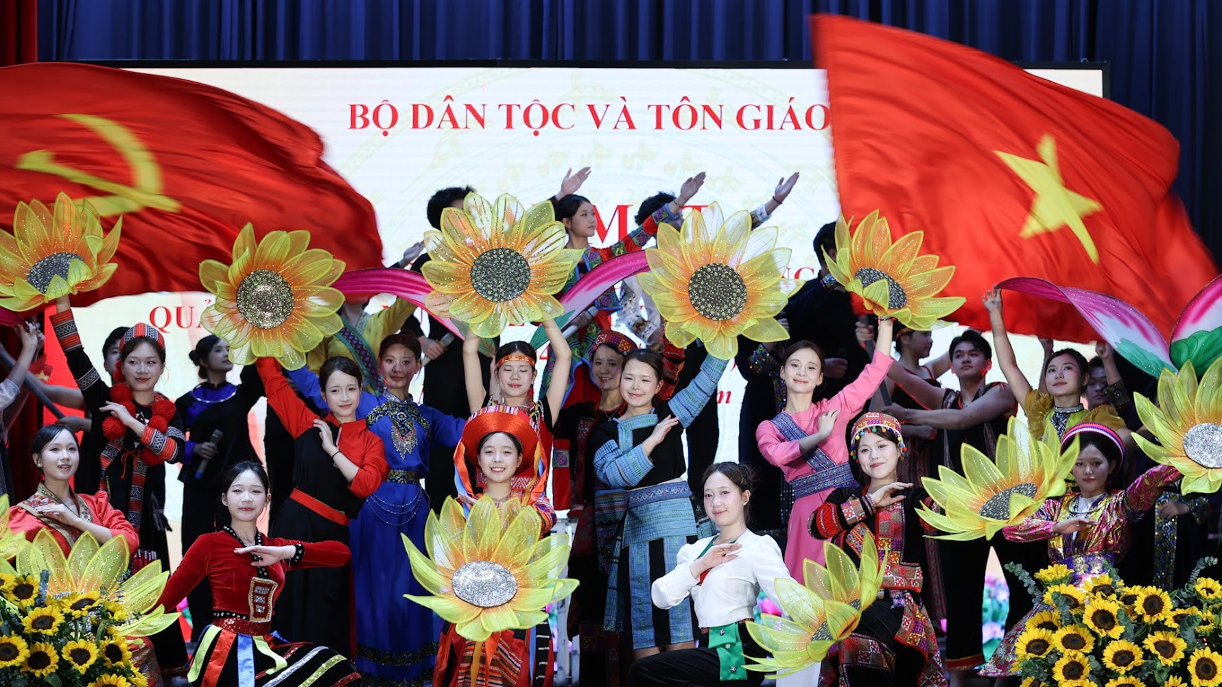80namcongtacdantoc4.jpg