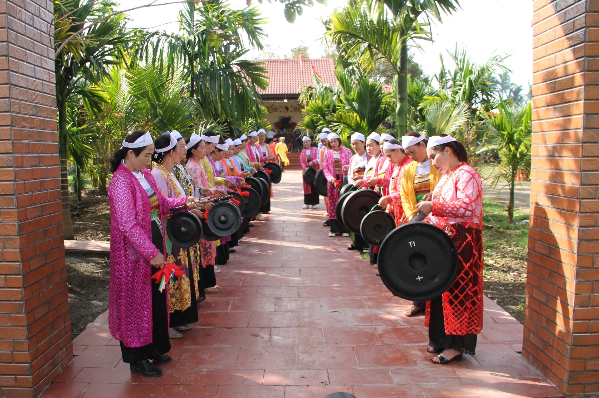 Các thế hệ phụ nữ Mường giữ gìn nhịp chiêng