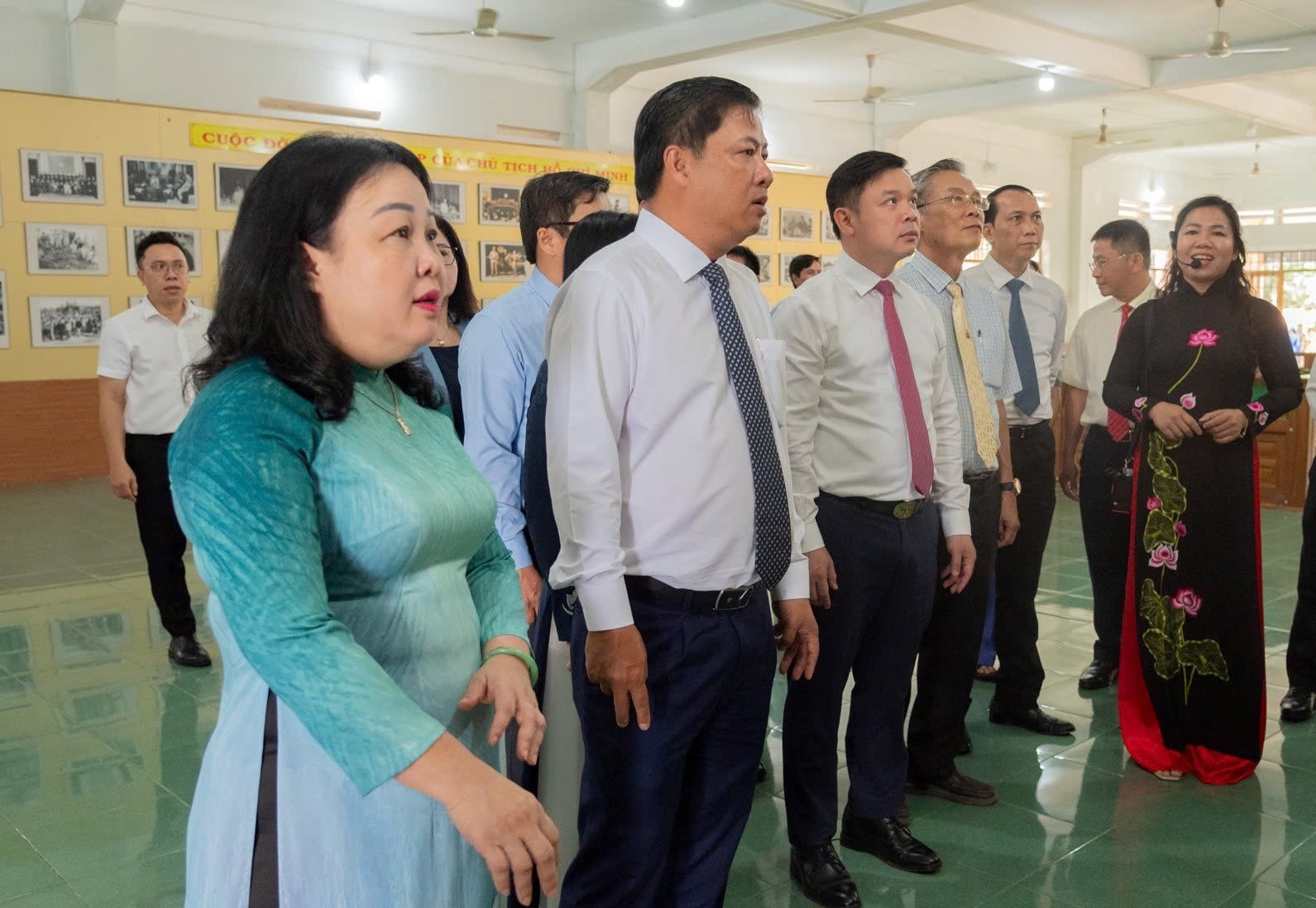 Đại biểu tham quan khu trưng bày ảnh tư liệu về cuộc đời và sự nghiệp của Chủ tịch Hồ Chí Minh và Nhà thờ Bác Hồ
