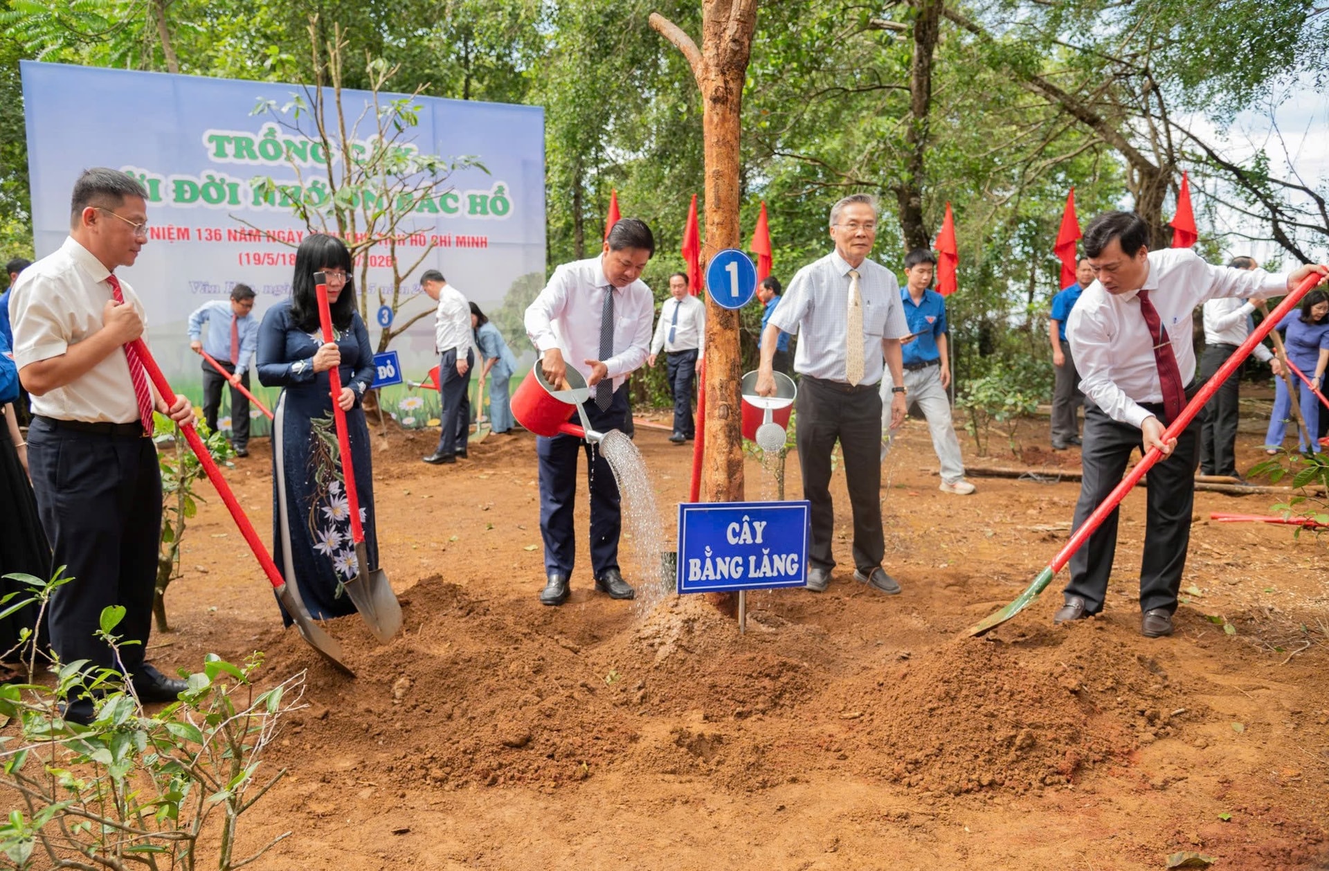 Đại biểu trồng cây lưu niệm tại Nhà thờ Bác Hồ