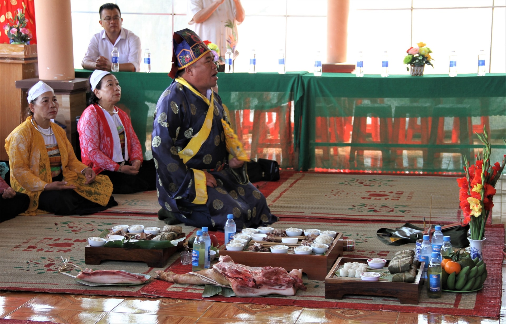 Nghệ nhân Bùi Văn Thành cất tiếng mo trầm đều bên mâm lễ