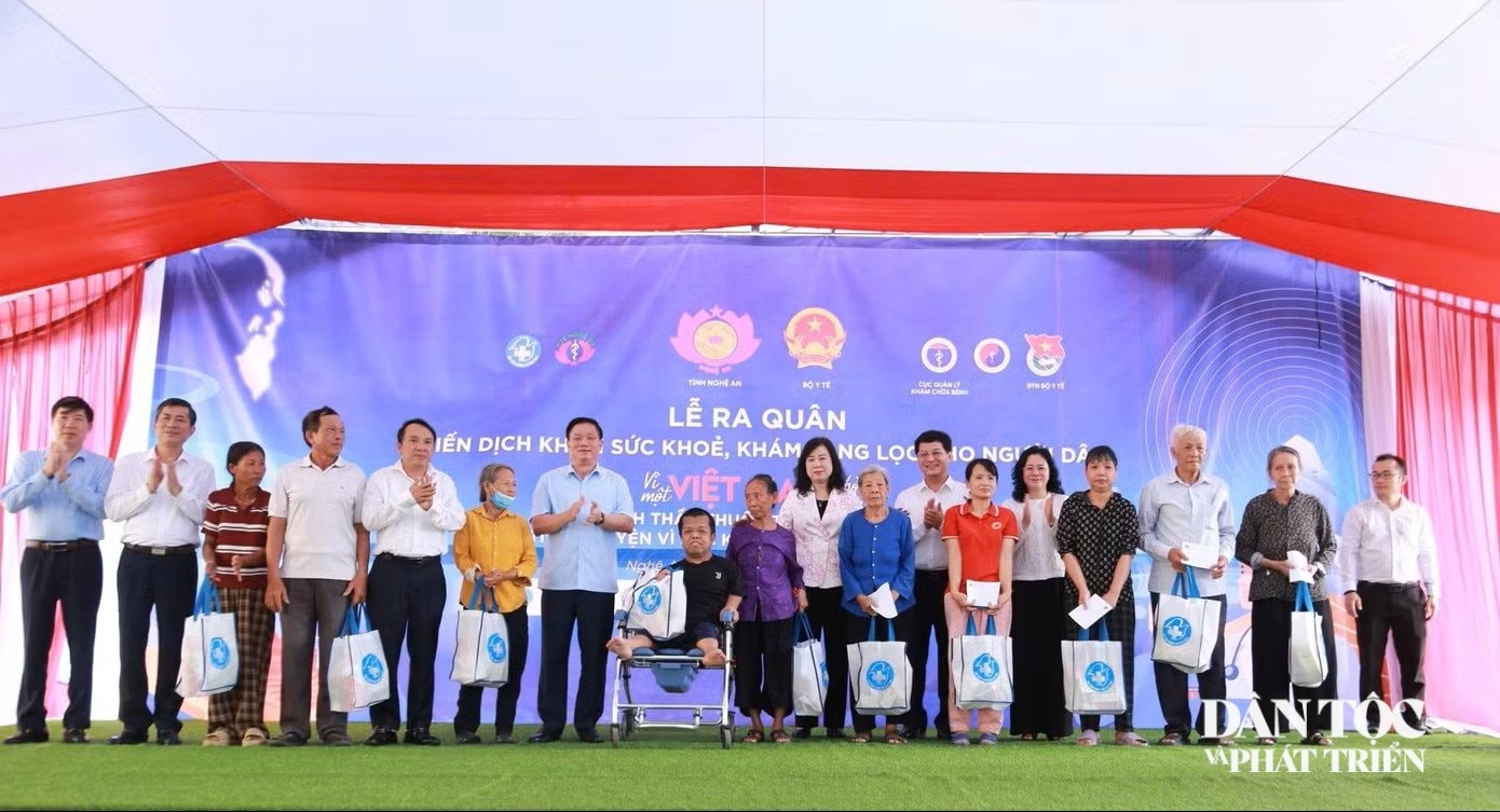 Tặng quà cho người dân