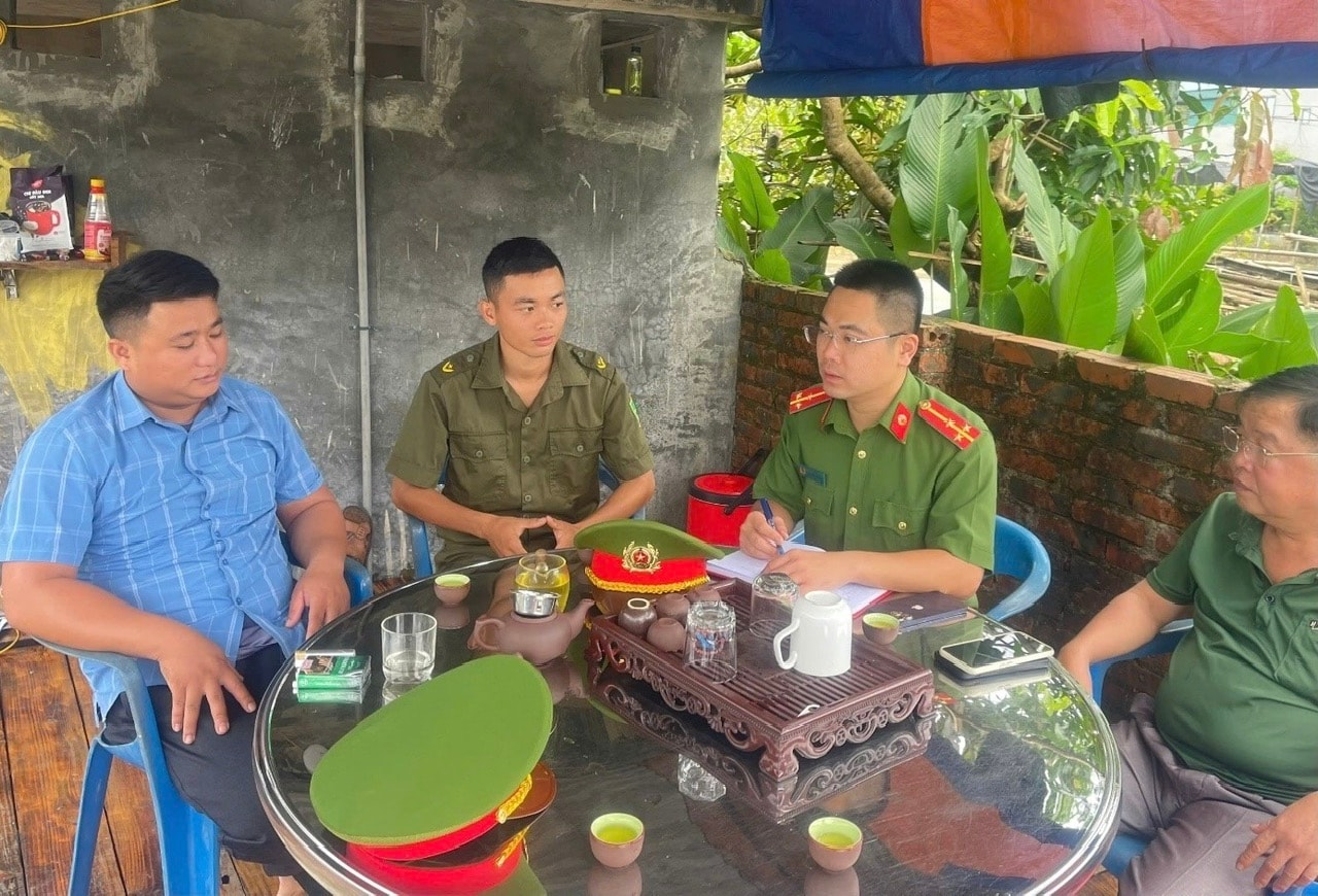 Người có uy tín,Bí thư, Trưởng thôn Pò Hèn Sằn A Sẹc (áo xanh bên trái) 