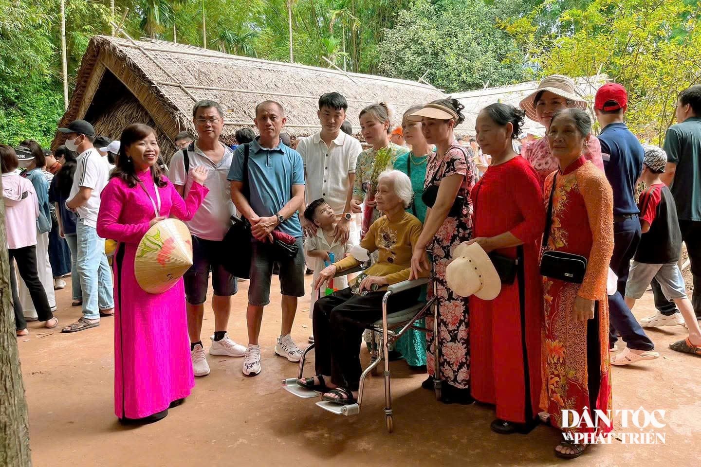 Du khách nghe thuyết minh tại Khu Di tích đặc biết Quốc gia Kim Liên