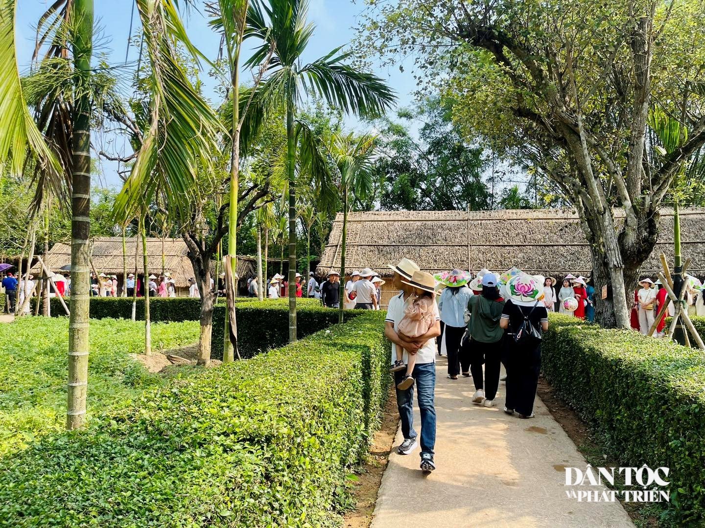 Du khách tham quan ngôi nhà tranh đơn sơ tại Làng Sen – nơi lưu giữ nhiều kỷ vật gắn với tuổi thơ của Chủ tịch Hồ Chí Minh.