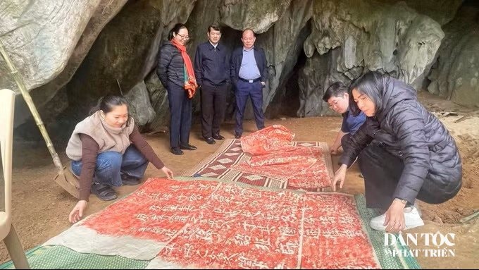 Sở Văn hóa thể thao và Du lịch tỉnh Nghệ An phối hợp với các chuyên gia đến từ Bảo tàng Mỹ thuật Việt Nam và Viện Trần Nhân Tông tiến hành công tác rập thác bản văn bia Ma Nhai ảnh tư liệu