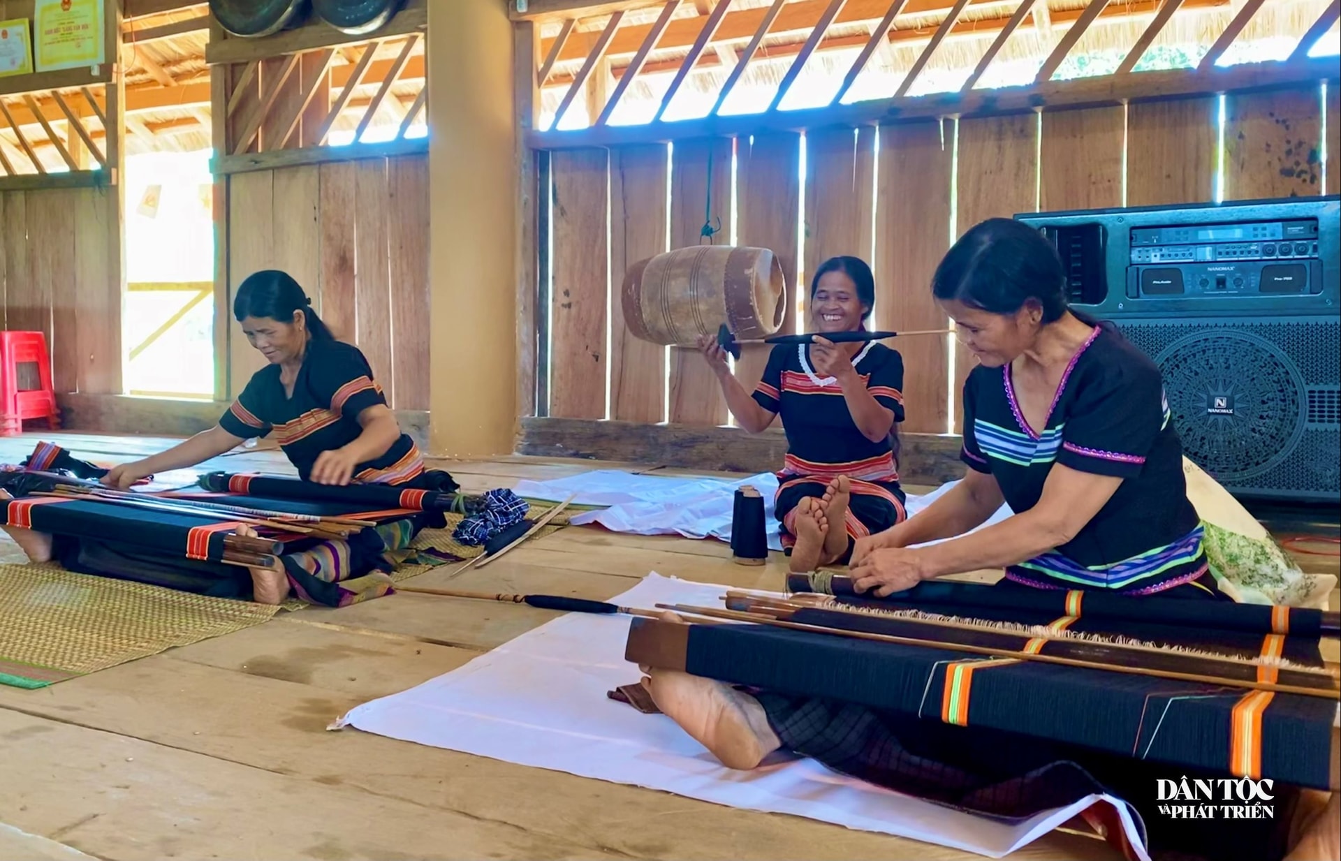 Phụ nữ Gié Triêng ở thôn Ri Mẹt, xã Đăk Môn duy trì nghề dệt thủ công truyền thống. Ảnh: Ngọc Chí
