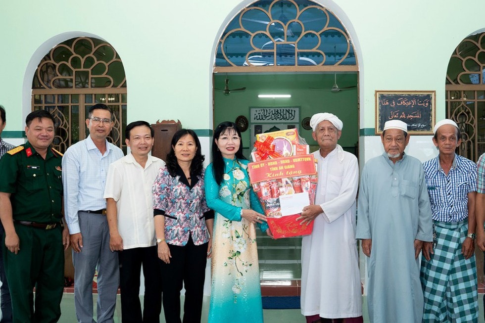 Lãnh đạo tỉnh An Giang thăm, chúc Tết Roya Haji của đồng bào dân tộc Chăm 