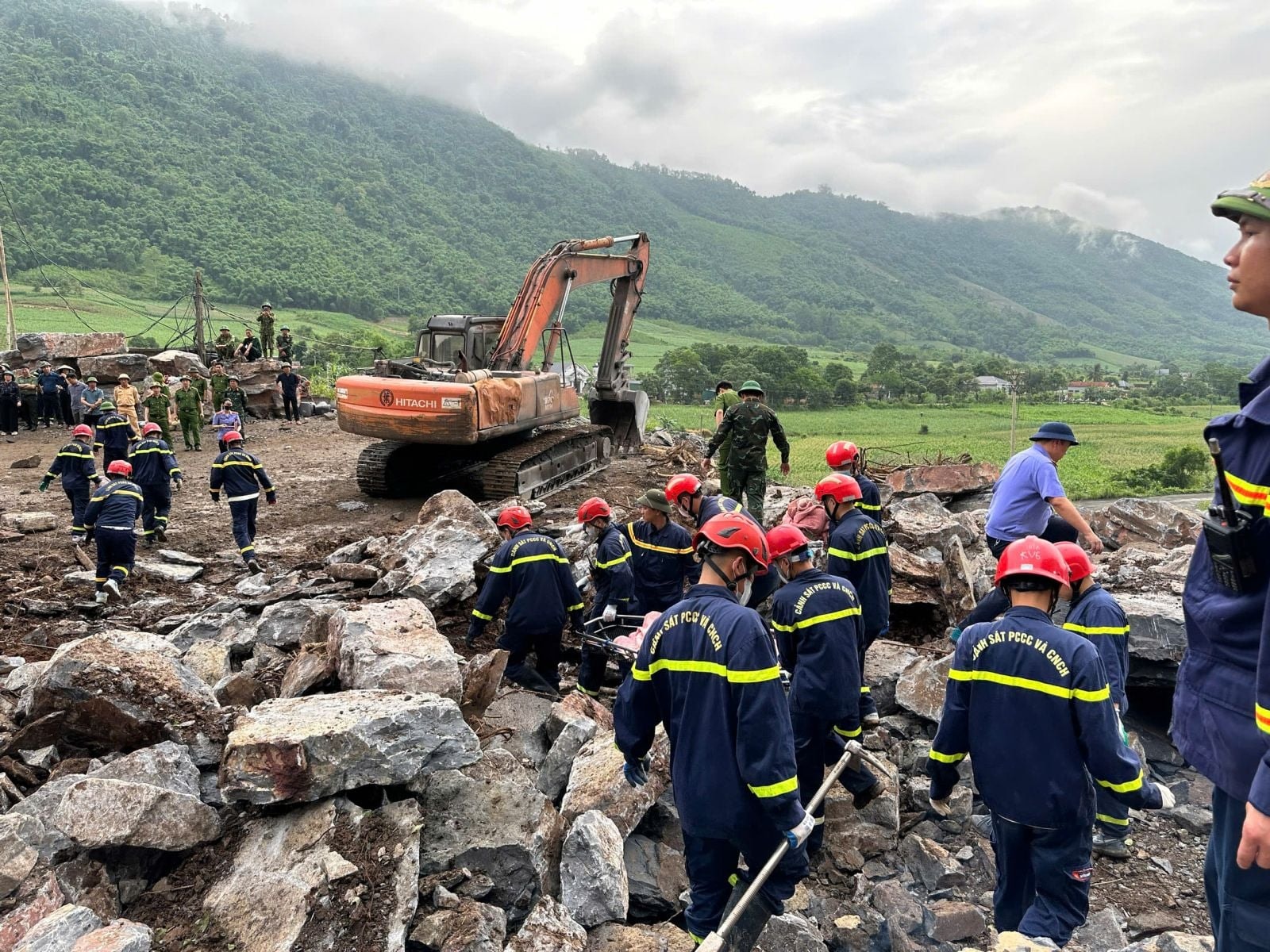 Sau hơn 14 giờ tìm kiếm, lực lượng cứu hộ đã đưa được các nạn nhân ra khỏi hiện trường.