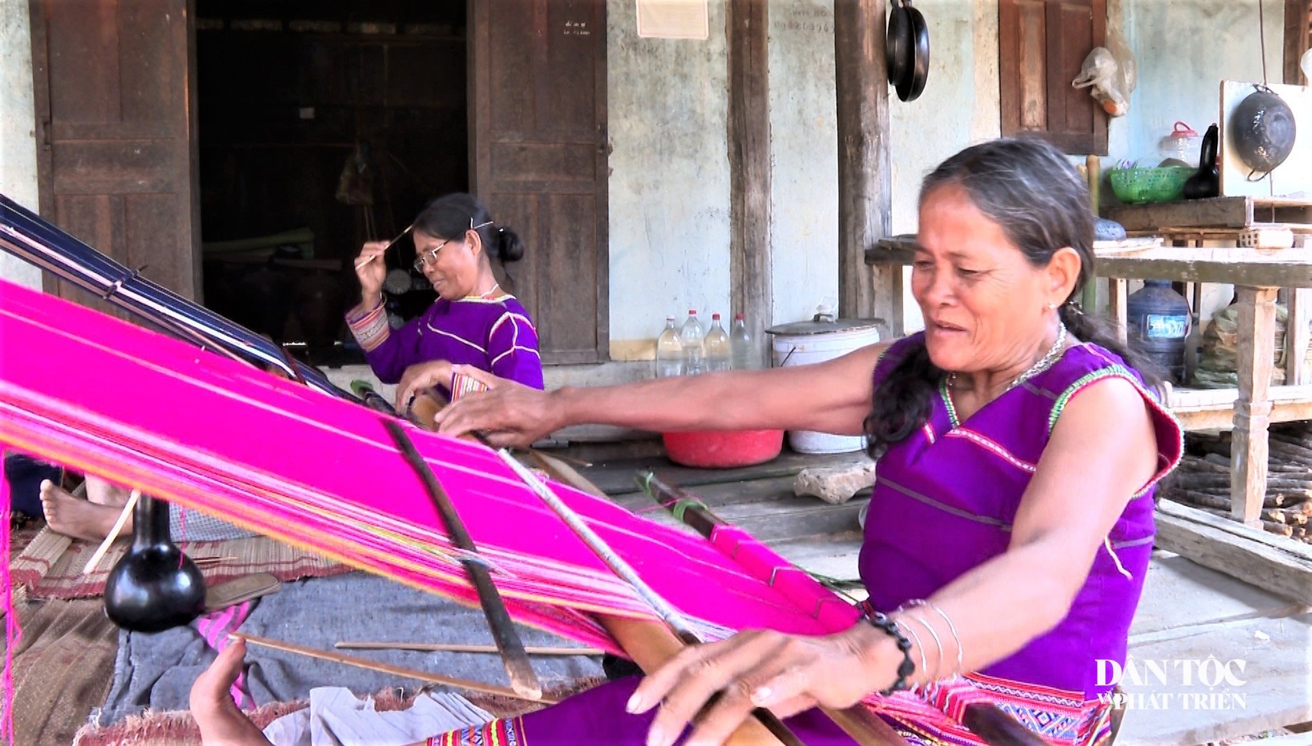 Phụ nữ Gia Rai ở làng O, xã Ya Ly hiện duy trì nghề dệt để phục vụ gia đình là chính, rất ít người mua những tấm thổ cẩm dệt thủ công. Ảnh: Ngọc Chí