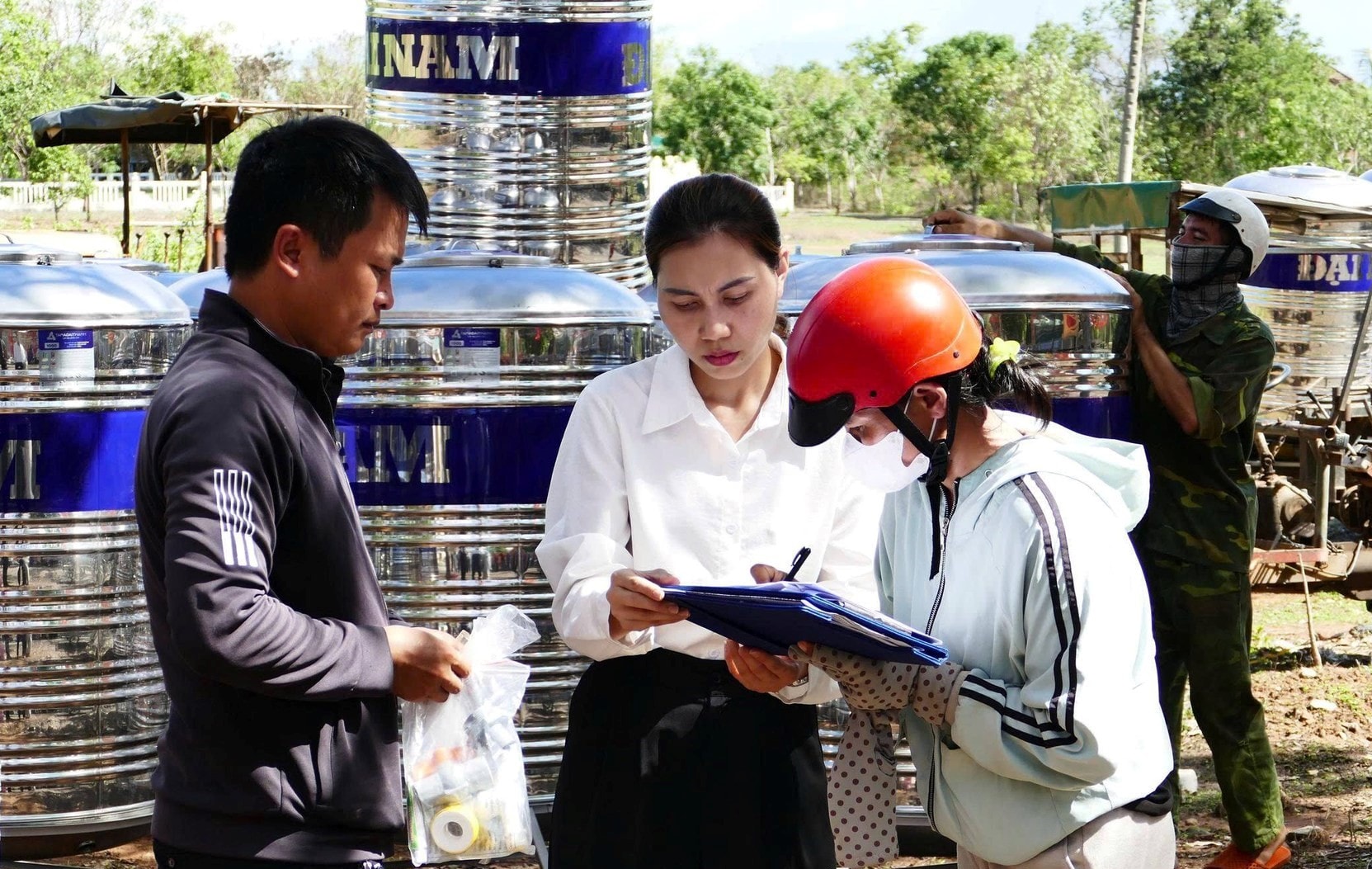Người dân nhận bồn nước ký cam kết sử dụng đúng mục đích