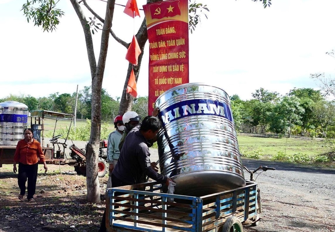 Việc cấp bồn chứa nước nhằm giúp các hộ nghèo DTTS cải thiện khó khăn về nước sinh hoạt
