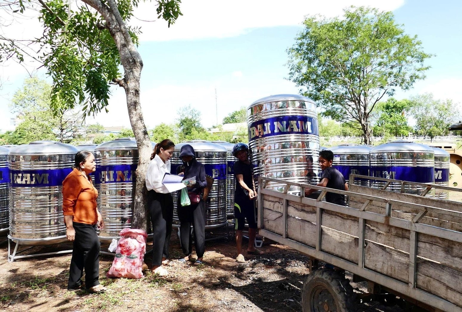 Xã biên giới Buôn Đôn cấp bồn chứa nước sinh hoạt cho các hộ nghèo là đồng bào DTTS