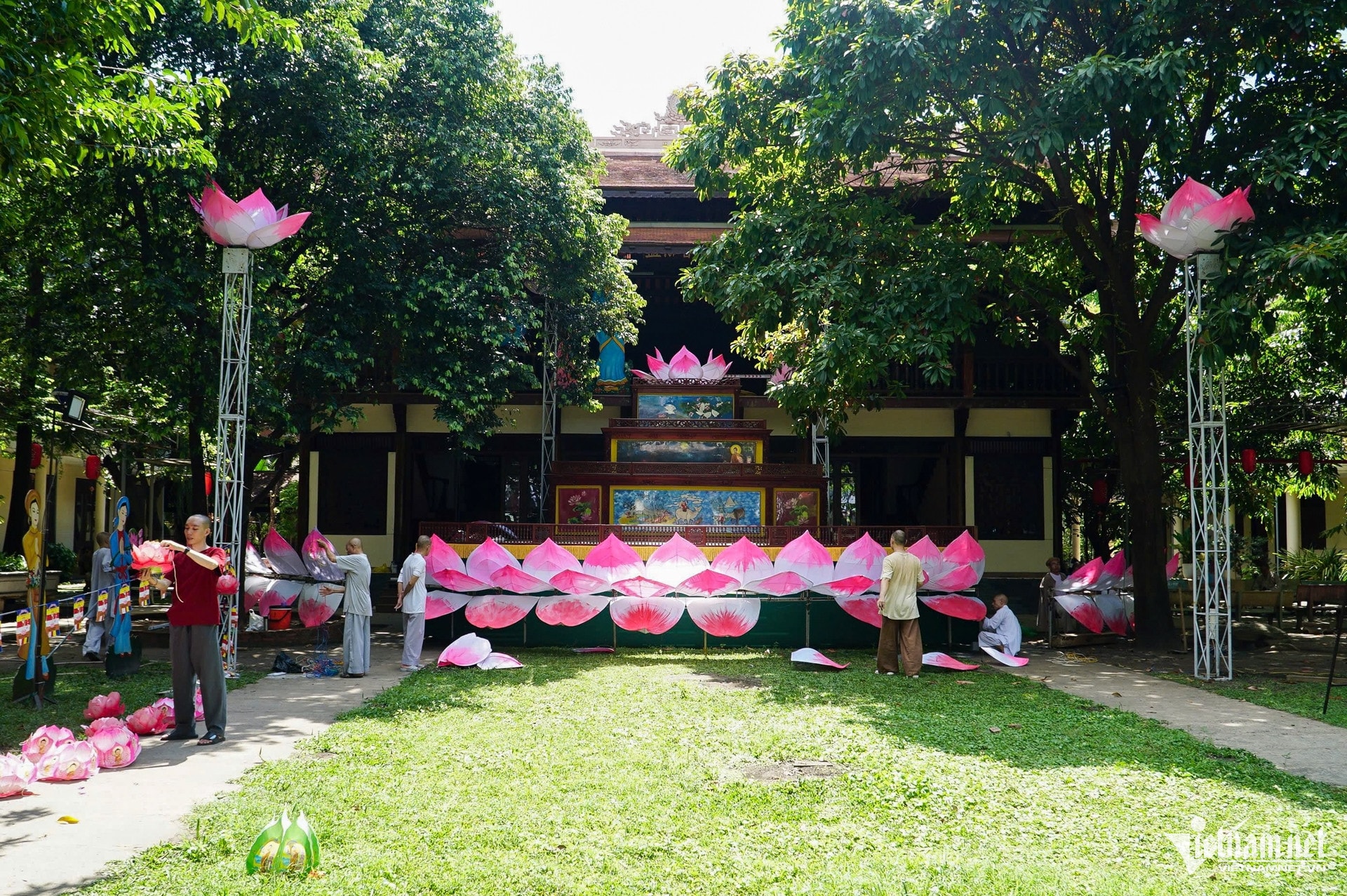 https://static-images.vnncdn.net/vps_images_publish/000001/000003/2026/5/23/w-phat-dan-tphcm-nguyen-hue-12-270.jpg