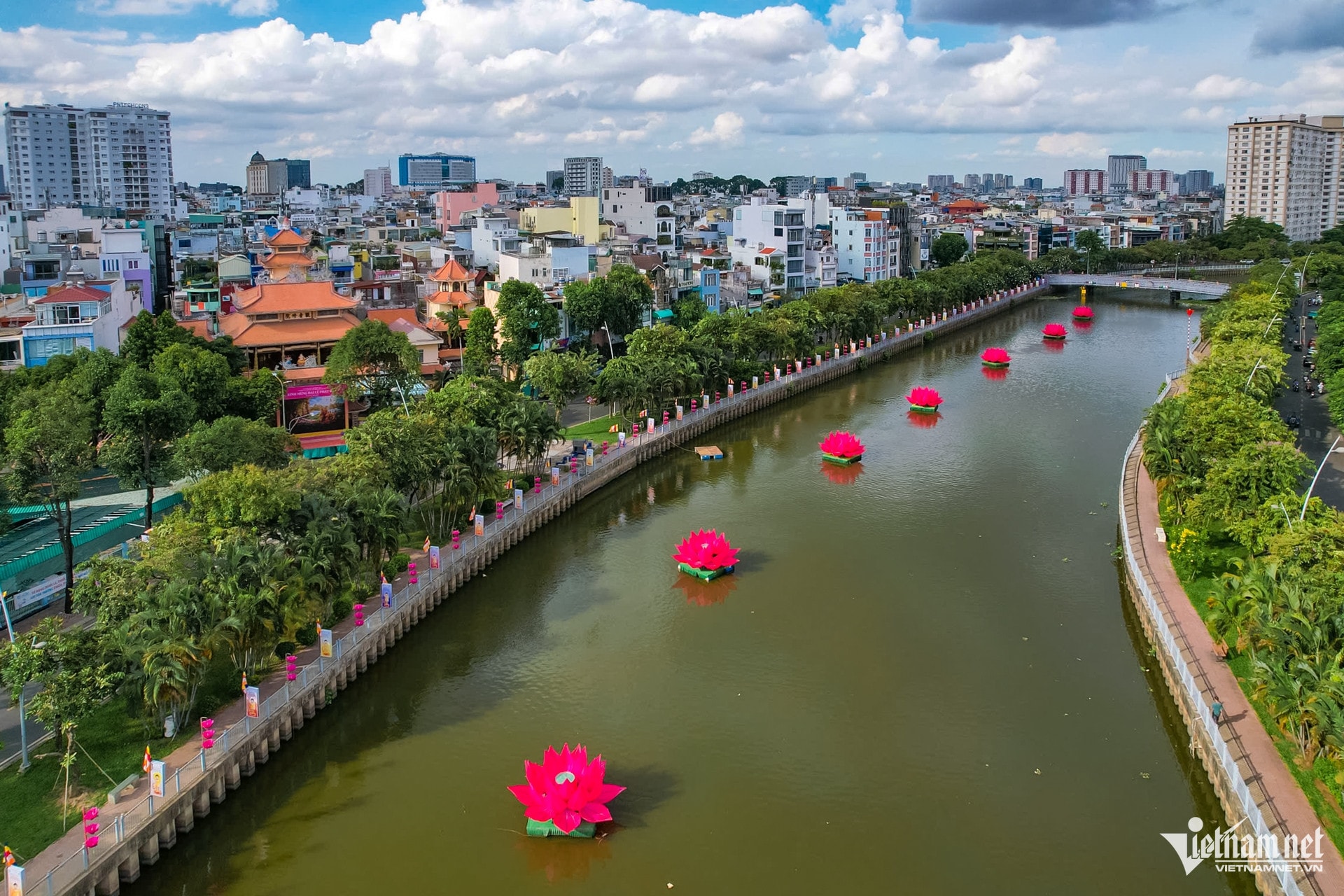 W-phật đản TPHCM Nguyễn Huế 7.jpg
