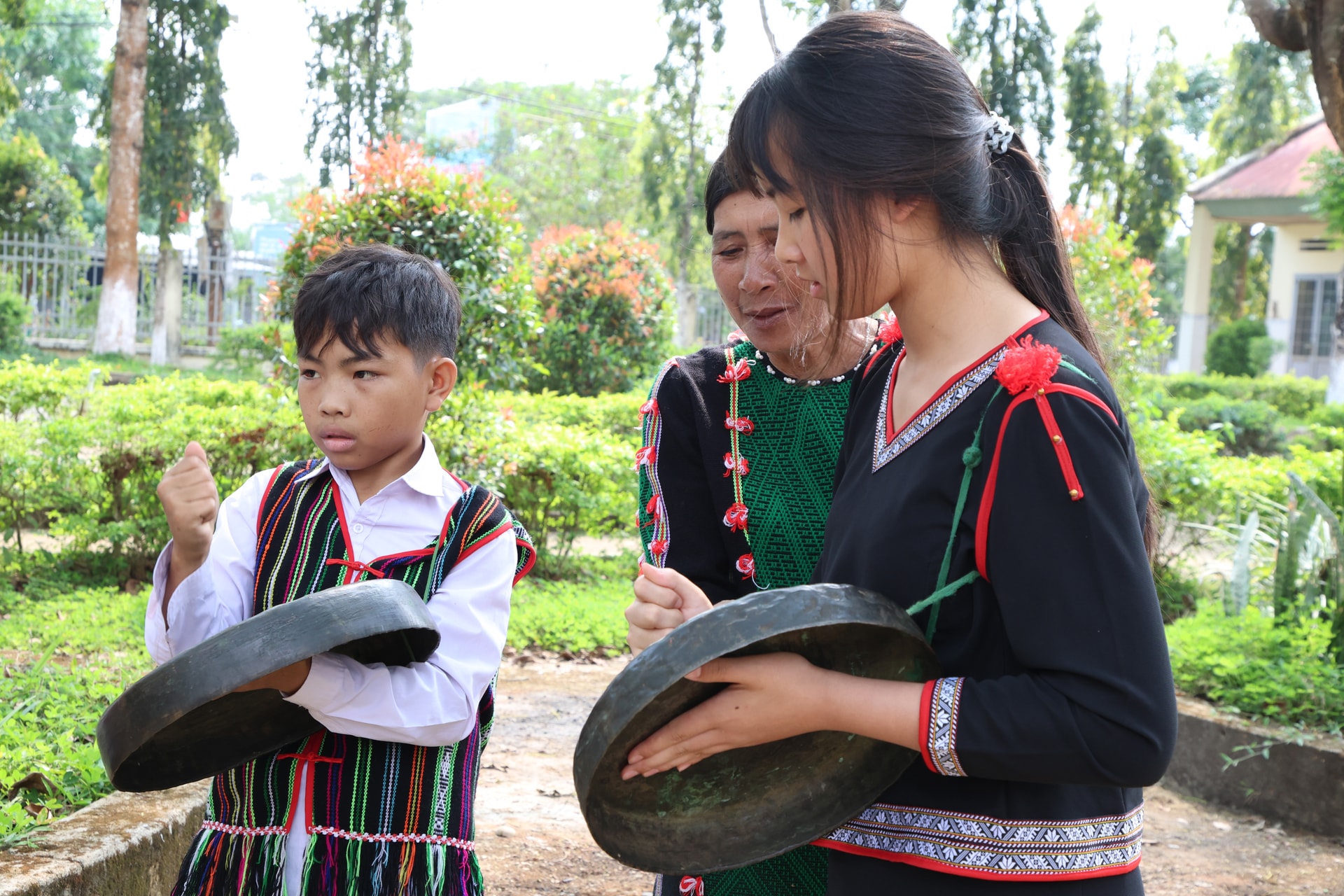 Các em học sinh được nghệ nhân hướng dẫn tỉ mỉ, tận tình