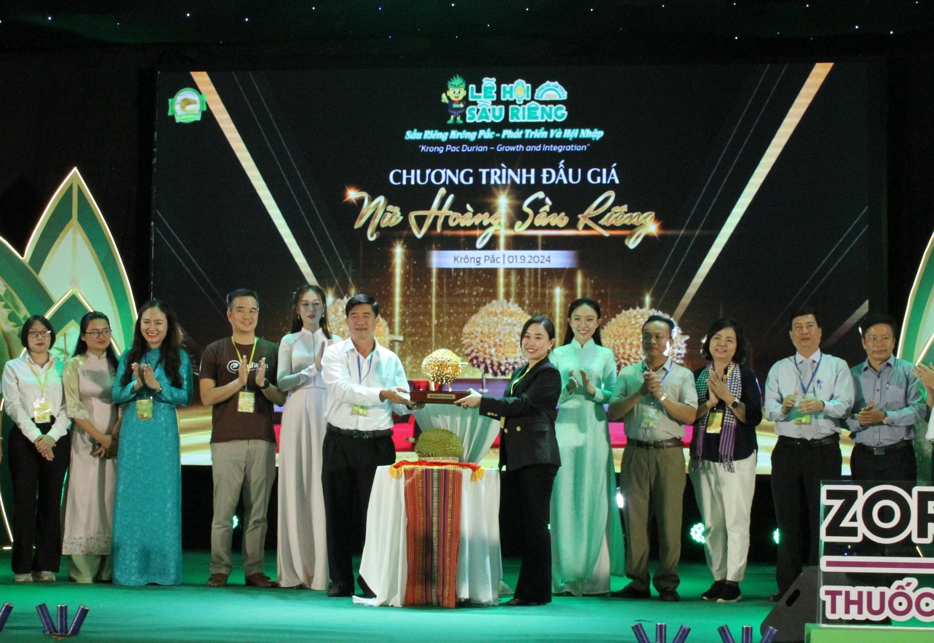 Hoạt động bán đấu giá sản phẩm Nữ hoàng sầu riêng tại Lễ hội Sầu riêng Krông Pắc lần thứ II, năm 2024