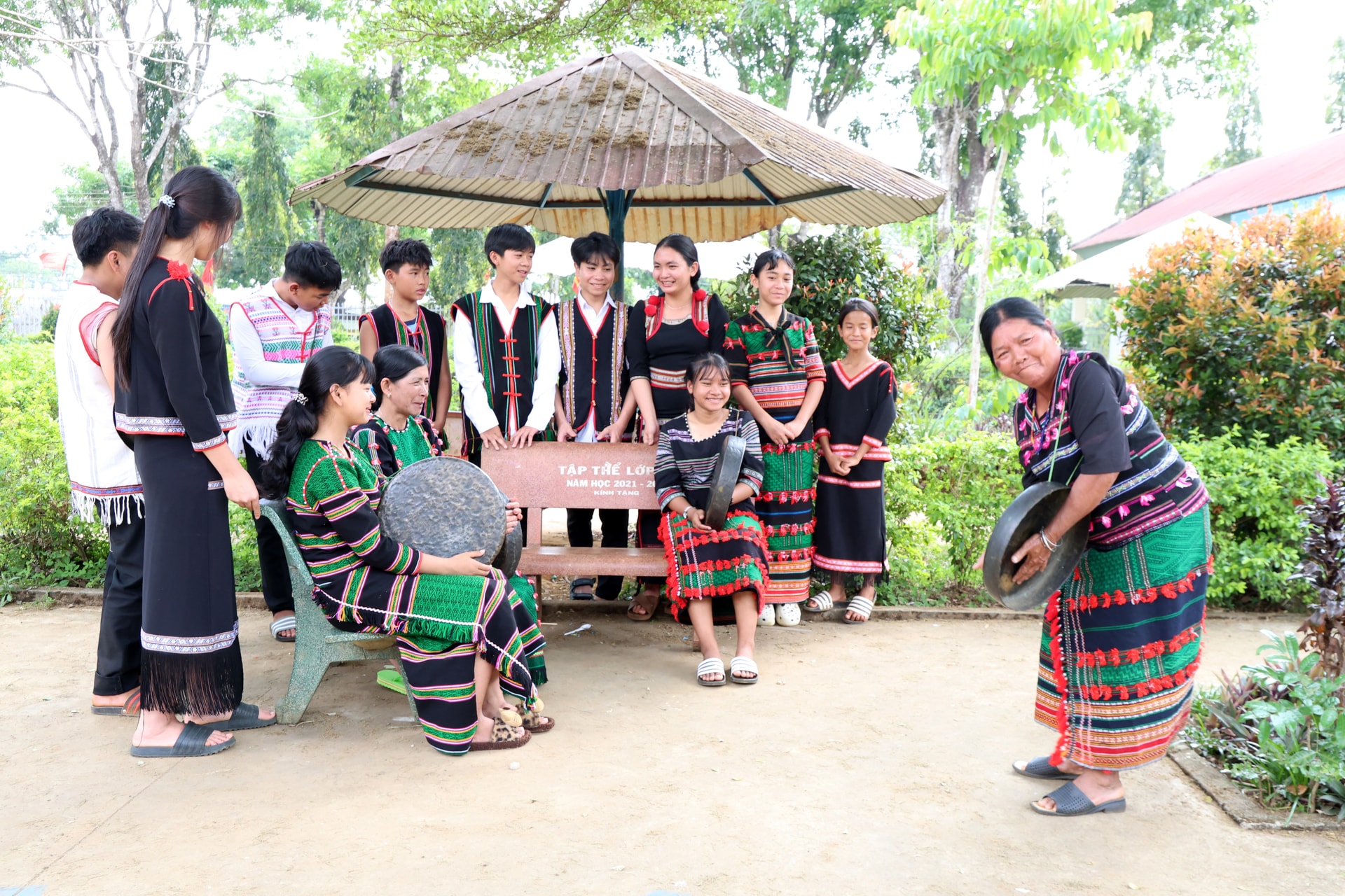 Nghệ nhân người Mạ dạy đánh chiêng cho học sinh