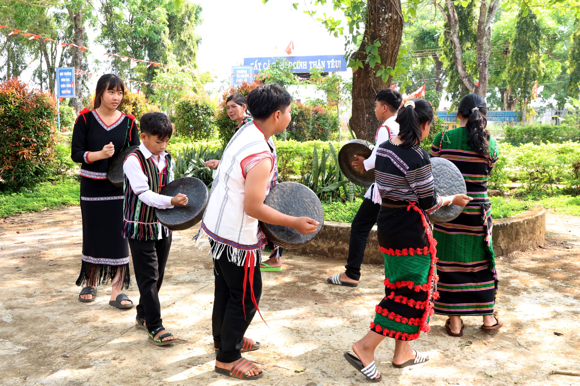 Sau thời gian ngắn, nhiều em đã có thể ghi nhớ các nhịp chiêng cơ bản của đồng bào Mạ