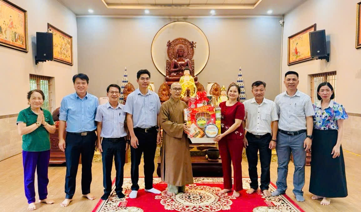 Đc Lê Thị Thanh Bích - PGĐ Sở DTTG cùng đoàn của Sở DTTG thăm chúc mừng Phật đường Pô Lăn (Phường Tân Lập) nhân dịp Lễ phật đản 2026