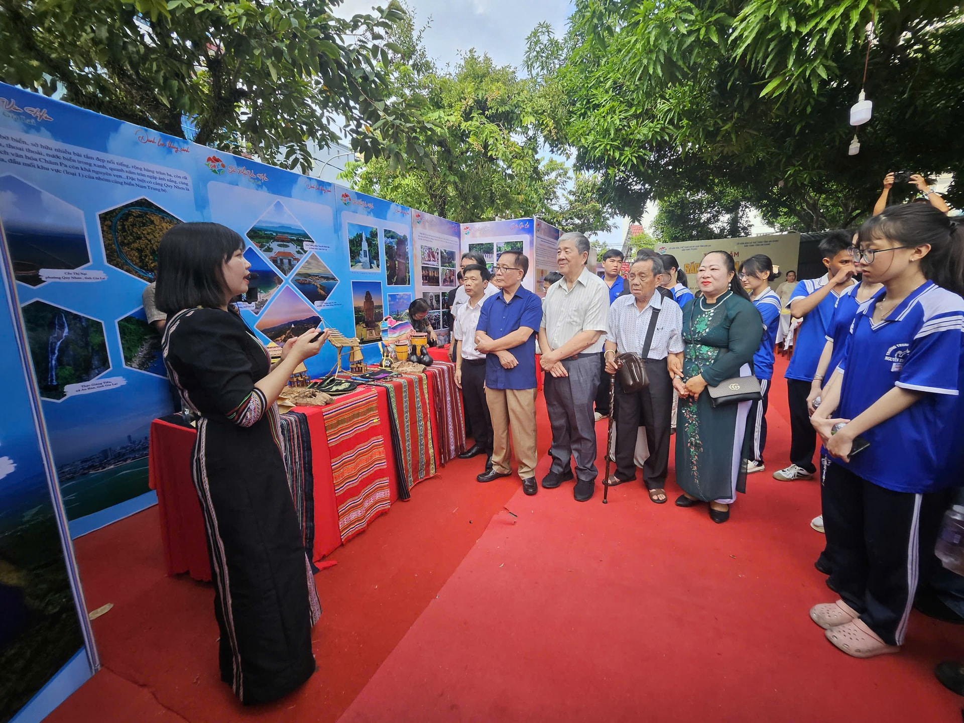 Triển lãm “Sắc màu văn hóa Gia Lai và An Giang”.jpg